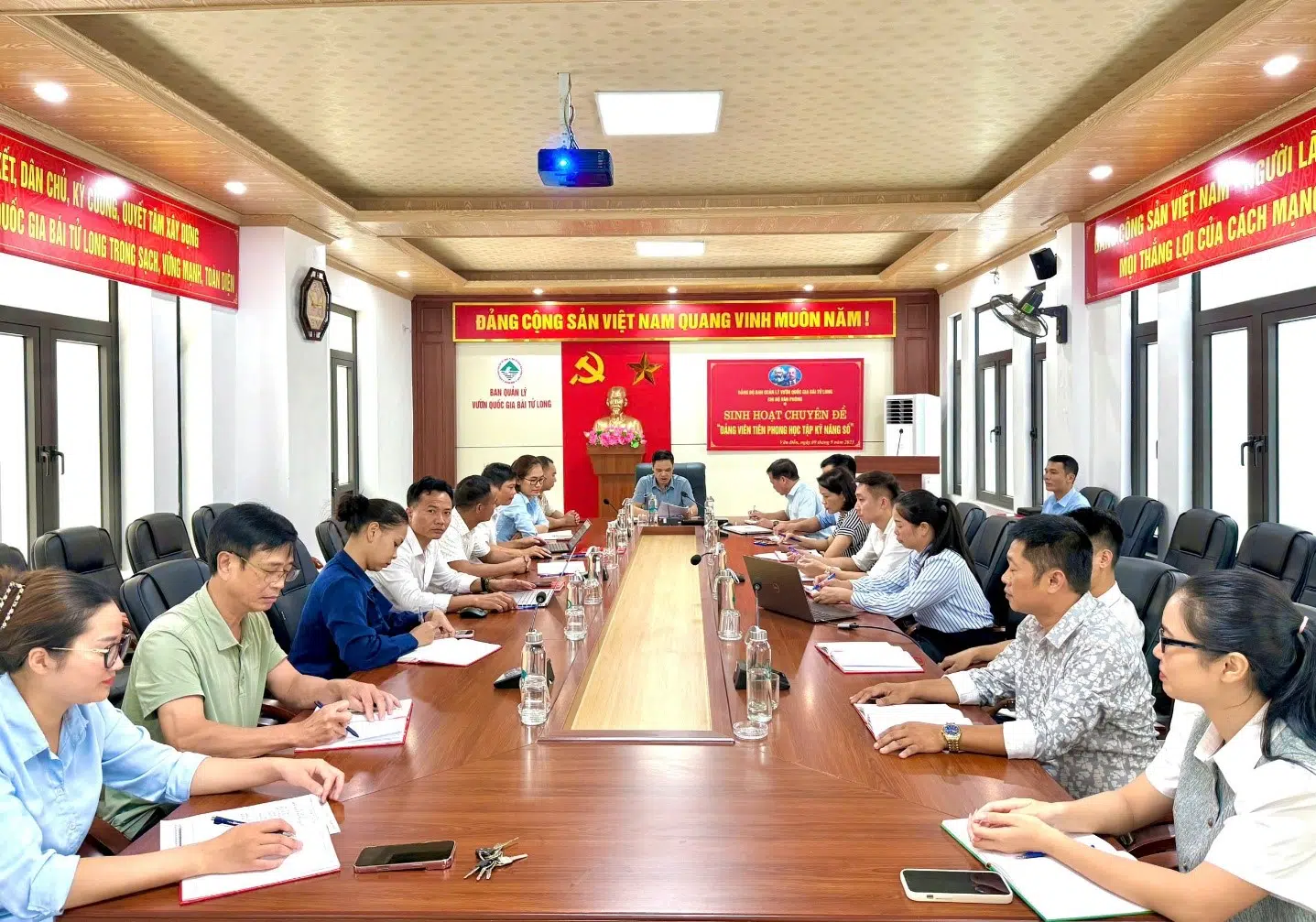 Chi bộ Văn phòng – Đảng bộ Ban Quản lý Vườn quốc gia Bái Tử Long tổ chức sinh hoạt chuyên đề “Đảng viên tiên phong học tập kỹ năng số”